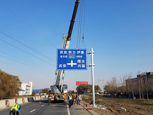 商洛商洛道路护栏网网片该如何进行正确的选购呢？